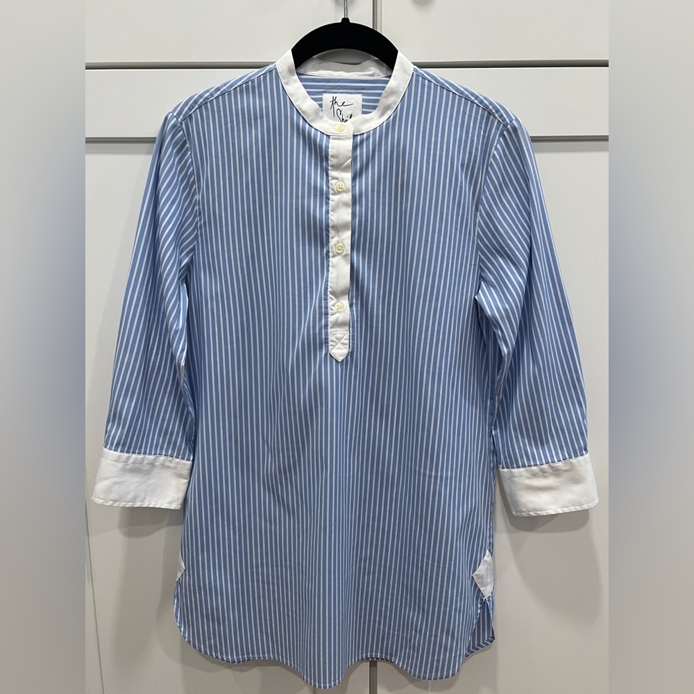 THE SHIRT BY ROCHELLE BEHRENS BLUE & WHITE STRIPE POPOVER TOP, SIZE S.